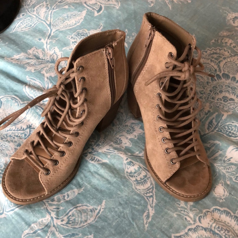 Chunky heel shoes